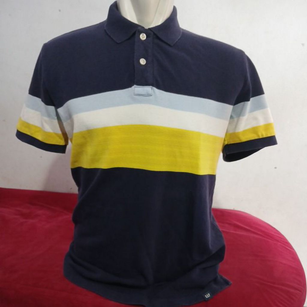 Kaos kerah brand GAP