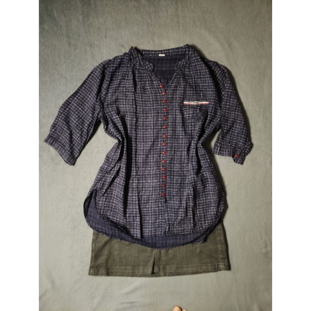 Kemeja tunik wanita motif kotak-kotak kecil berwarna biru navy