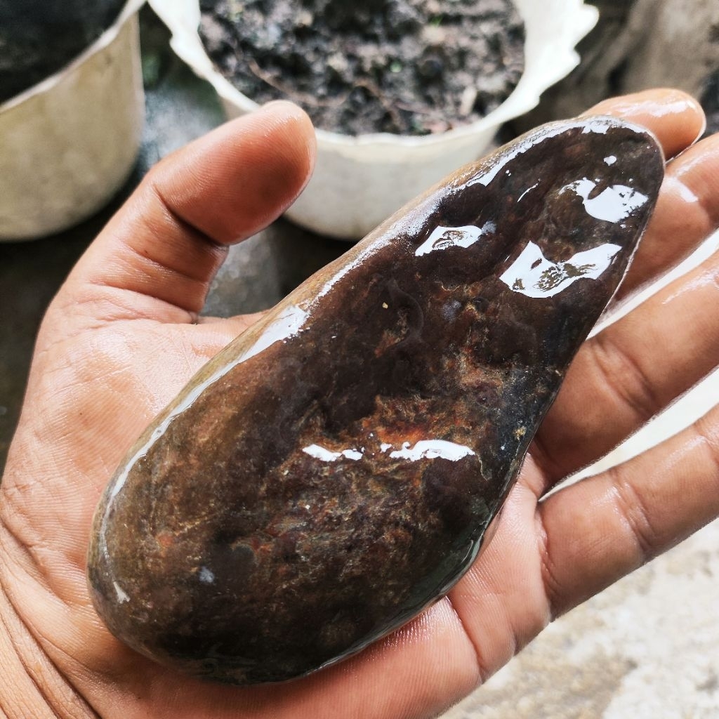 bongkahan batu giok nephrite utuh