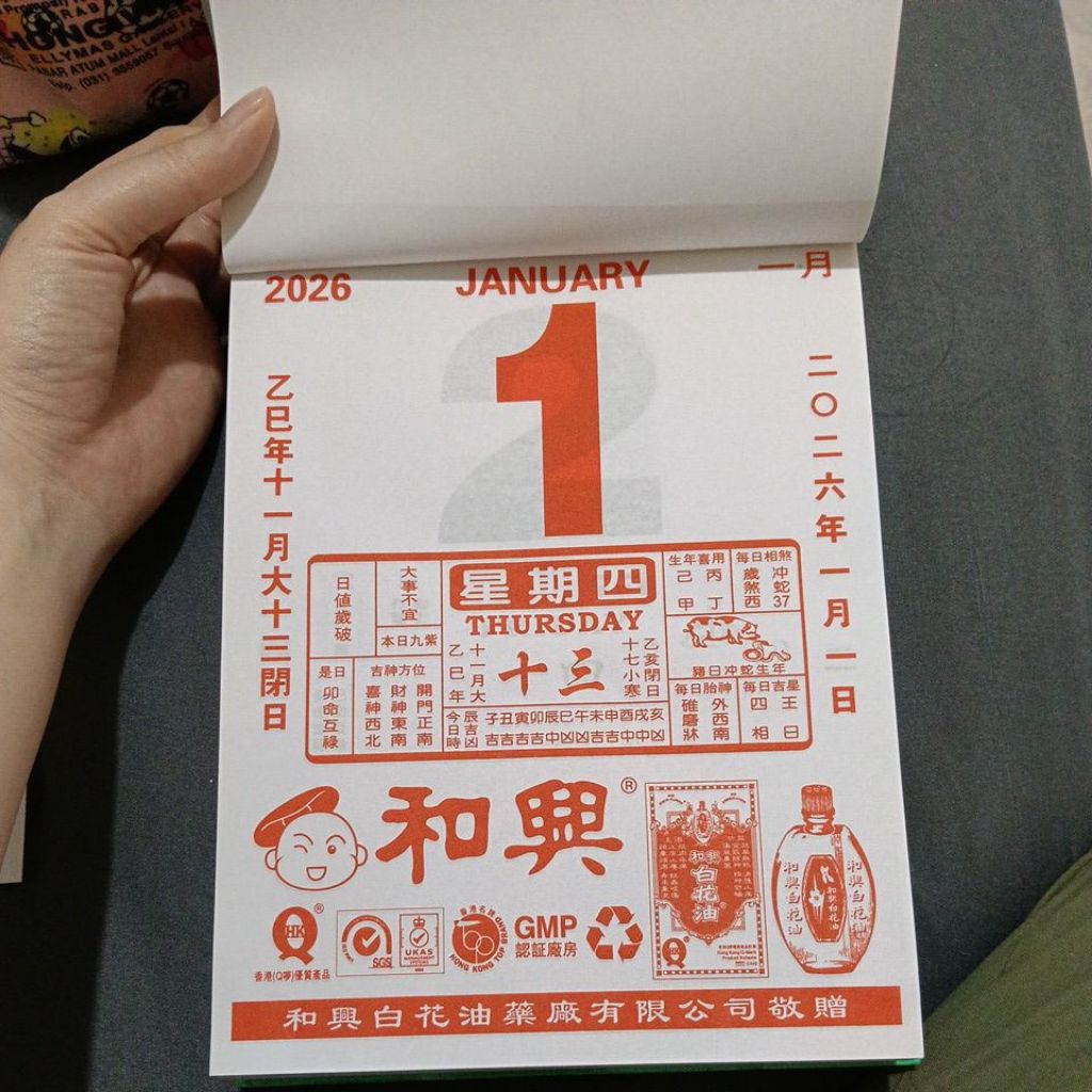 kalender harian besar 2026 dengan papan