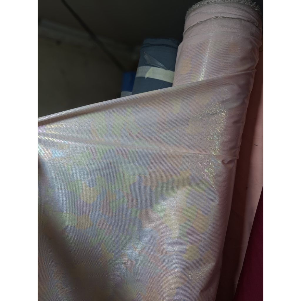 kain hologram pelangi