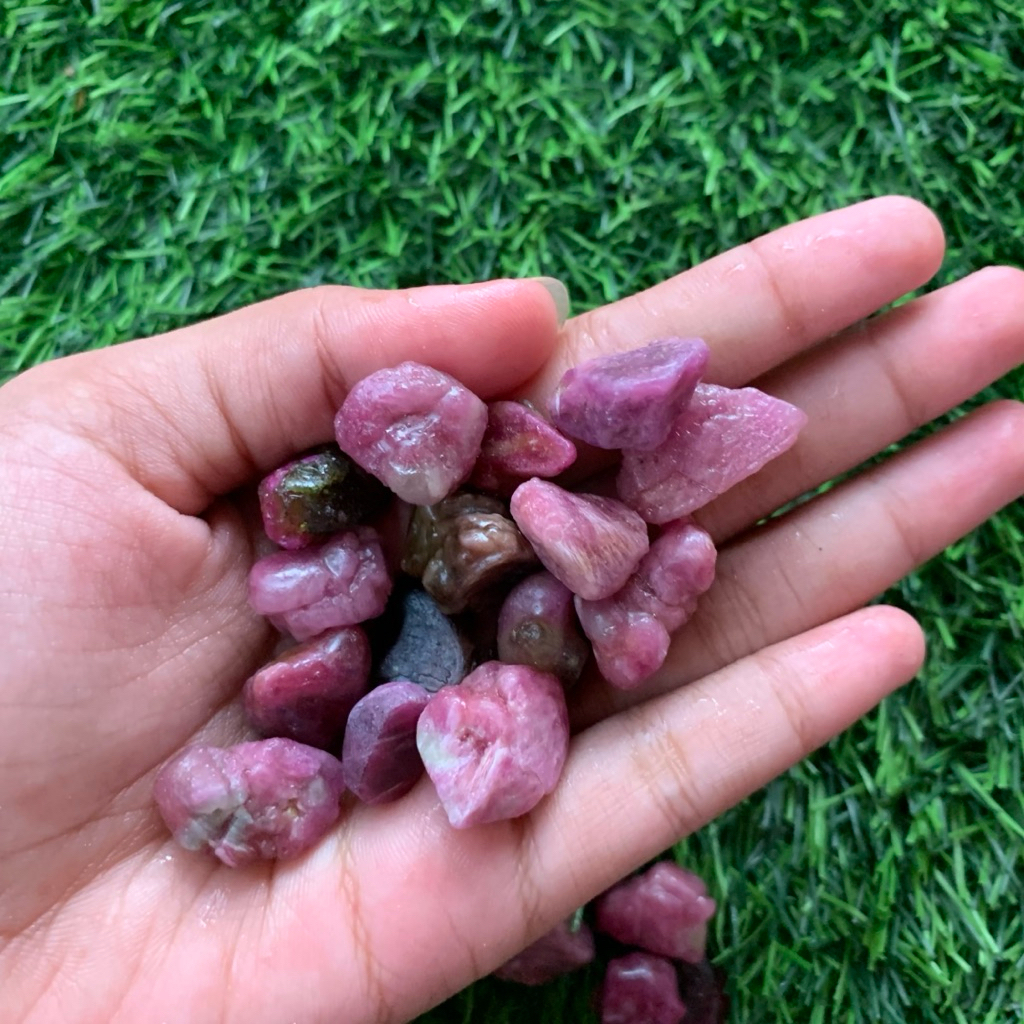 bahan batu ruby madagaskar / rough ruby afrika