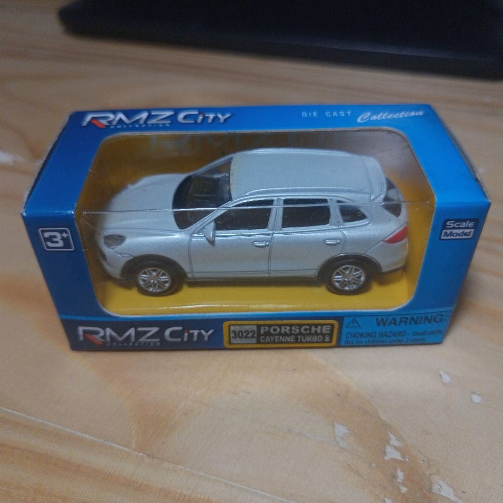 Diecast Skala 1:64 Porsche Cayenne Turbo S | RMZ City