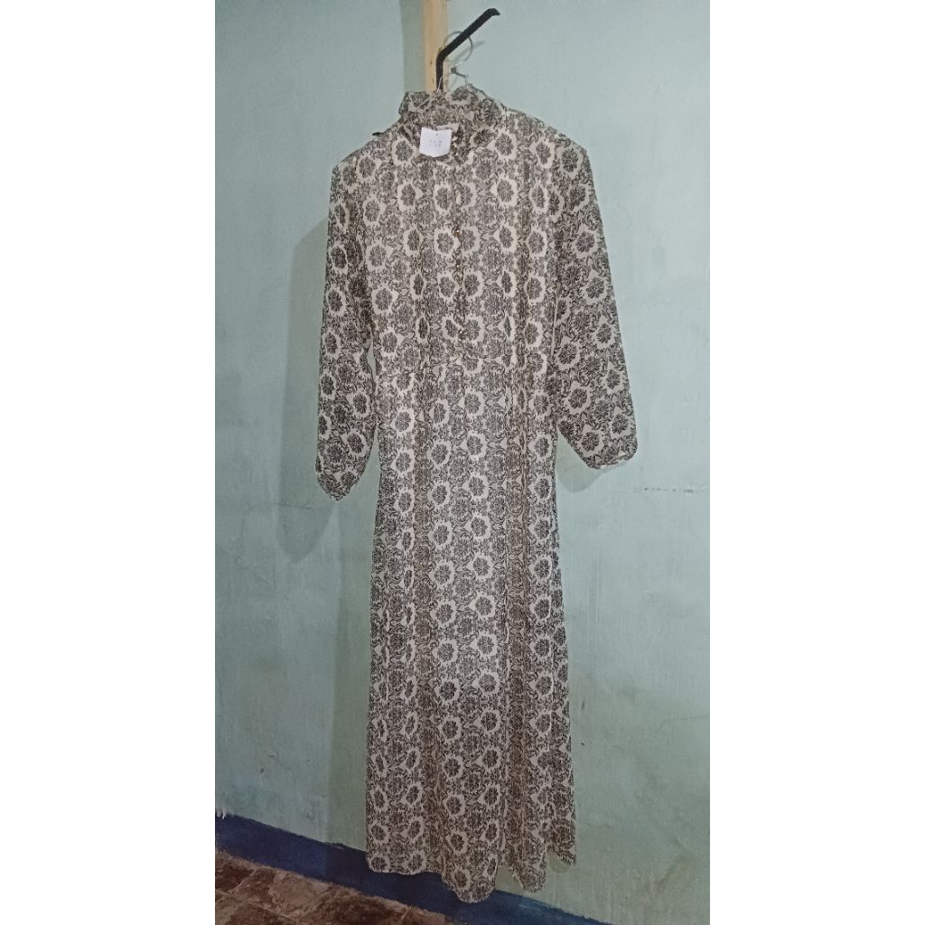 Gamis motif bunga hitam putih