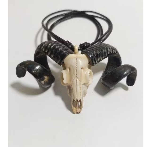 kalung ukiran bentuk tengkorak domba