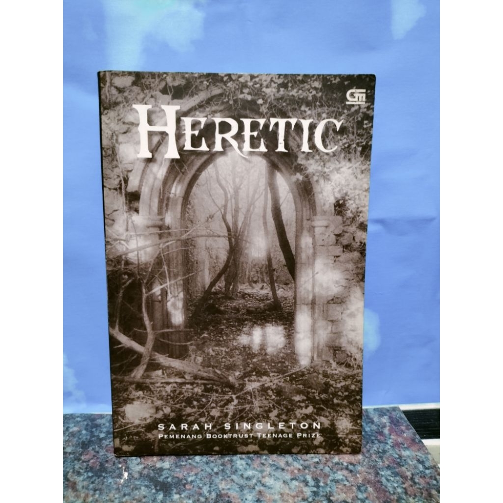 BUKU BEKAS HERETIC BY SARAH SINGLETON