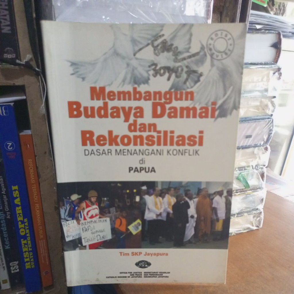 Buku Membangun Budaya' Damai dan Rekonsiliasi DASAR MENANGANI KONFLIK di PAPUA