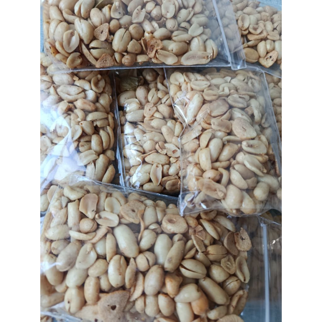 Kacang Tanah Kupas Matang Goreng Asin dengan bawang putih goreng (100gr) Produksi Sumenep Madura