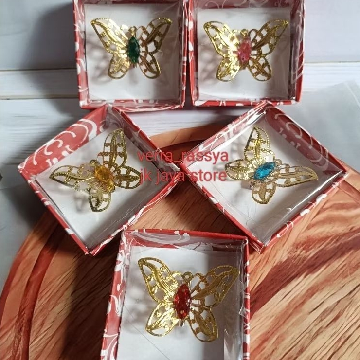 isi 100 souvenir pernikahan  bros kupu kupu kemasan box