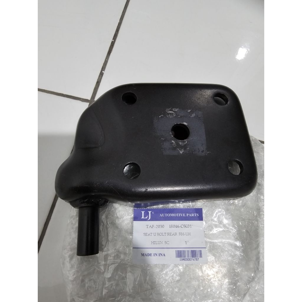 seat u bolt tapak per bendera Hilux