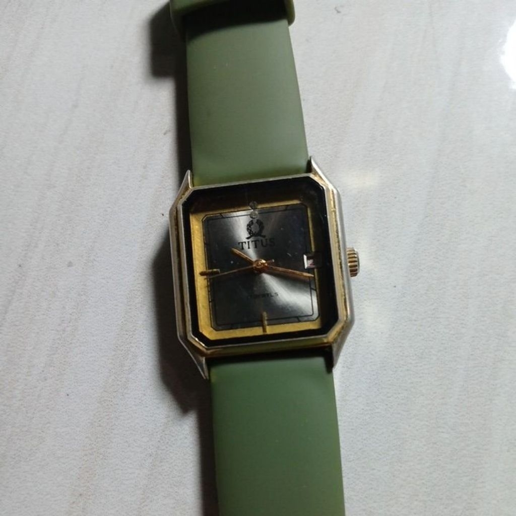 Jam tangan Titus tank original manual winding normal dan cukup akurat cukup mulus strap gantian rubb