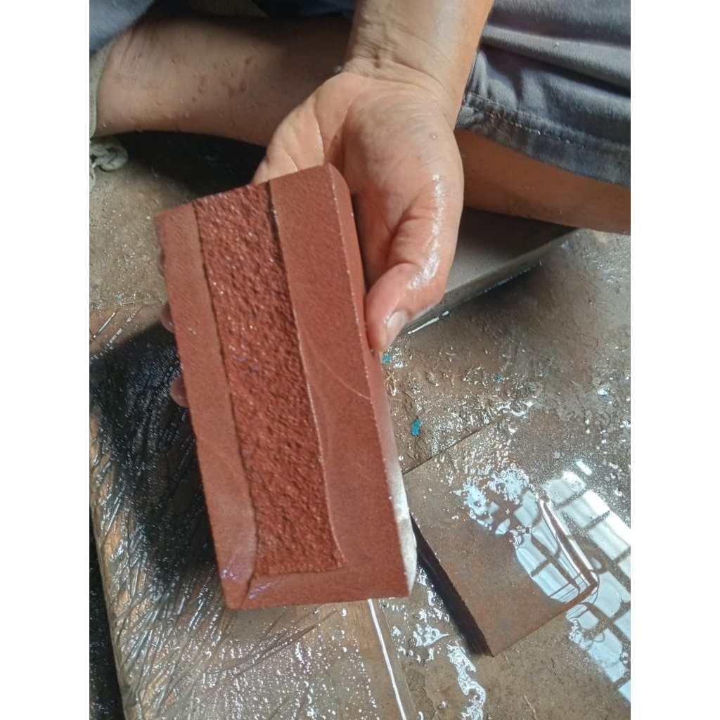 Batu asah merah untuk mengasah pisau