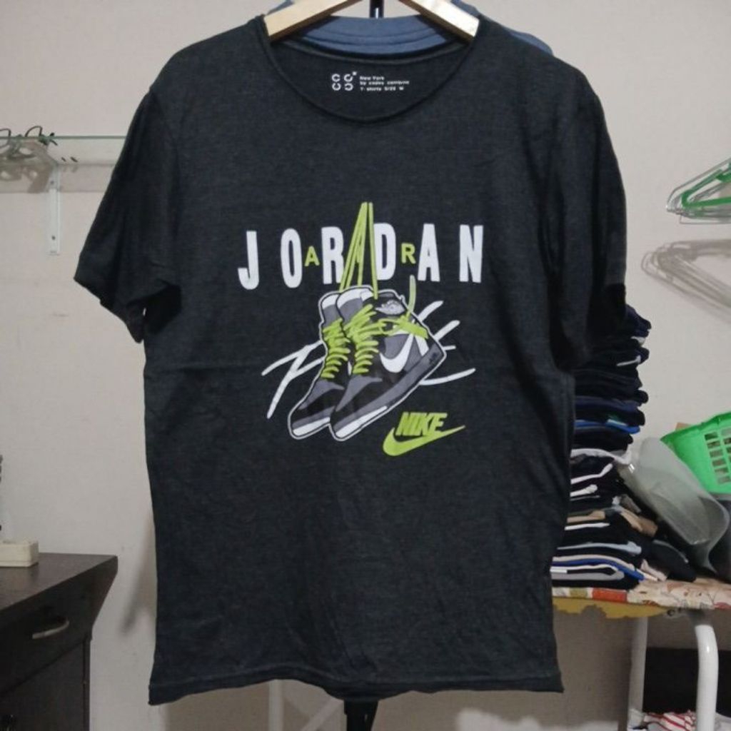Kaos katun model kerah dan ujung lengan terbelah warna abu pekat CODES COMBINE  second Original size