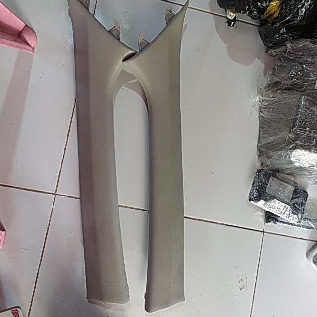 T0000498A GARNISH PILAR COVER PINTU LH/RH AVANZA LAMA ORI