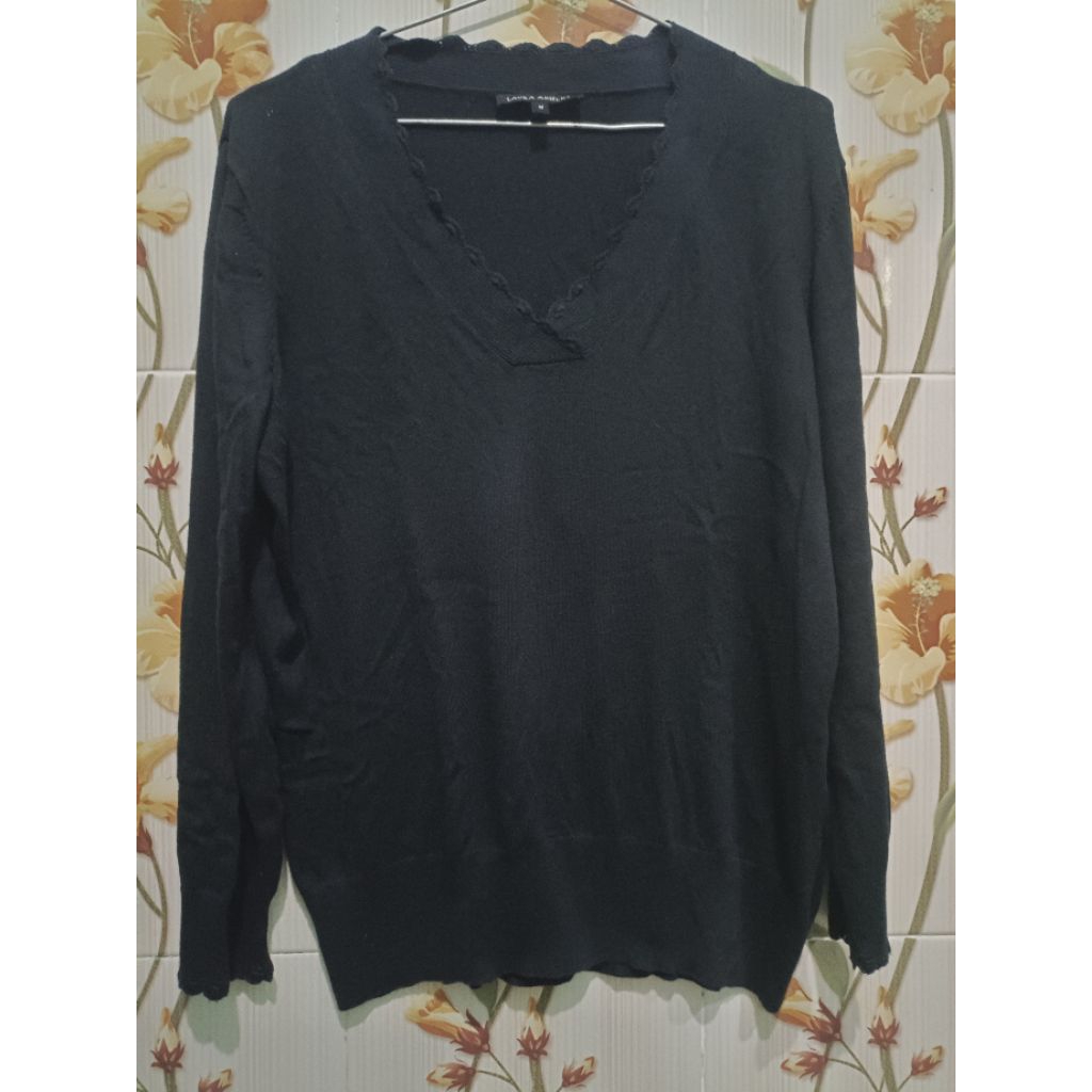 Atasan Hitam Laura Ashley