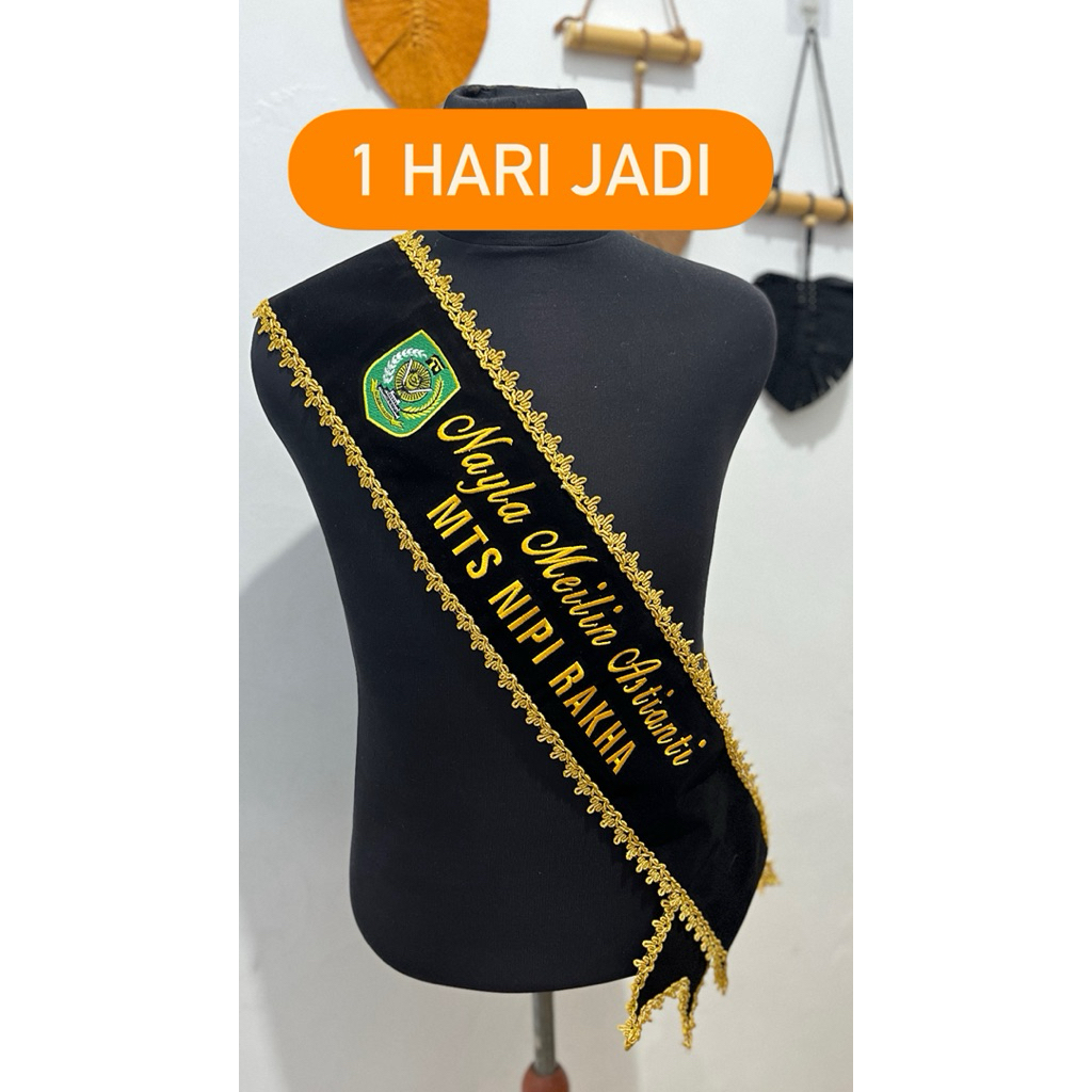Selempang Wisuda Renda Bordir 2 baris + logo