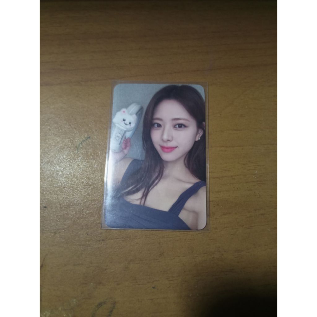 PHOTOCARD YUNA LIGHTRING