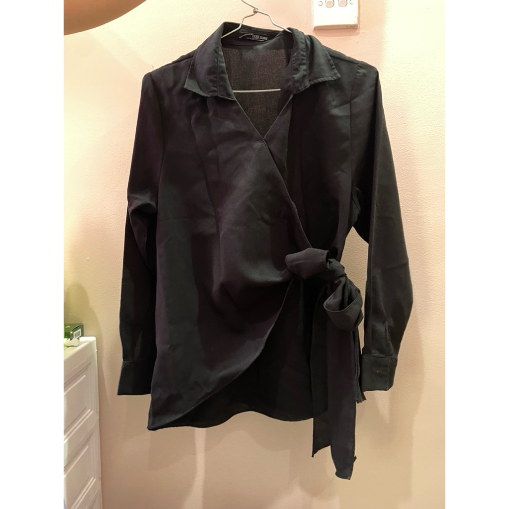 kemeja blouse hitam BW Studio all size (preloved)