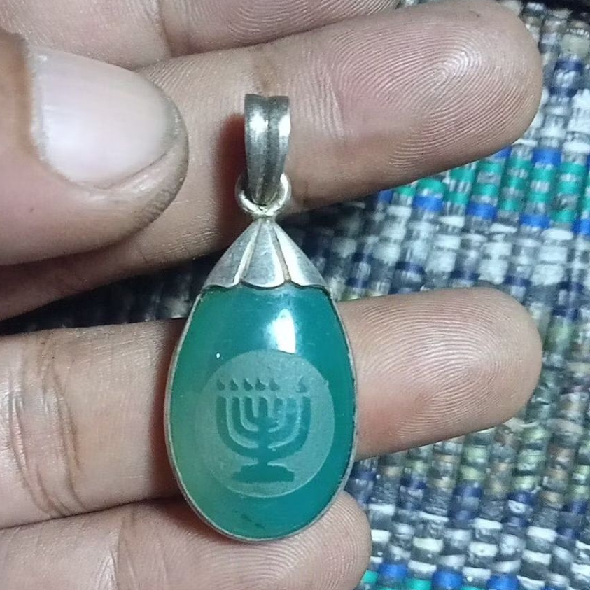 liontin perak batu ukir