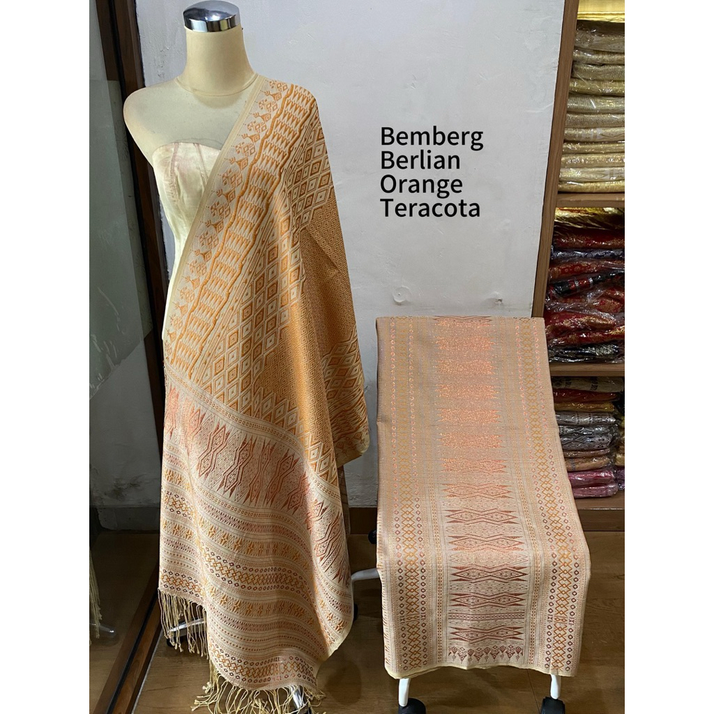 Songket Tumtuman Tanpa Sambungan Benang Berlian Bemberg warna Biru Cream Merah Gold