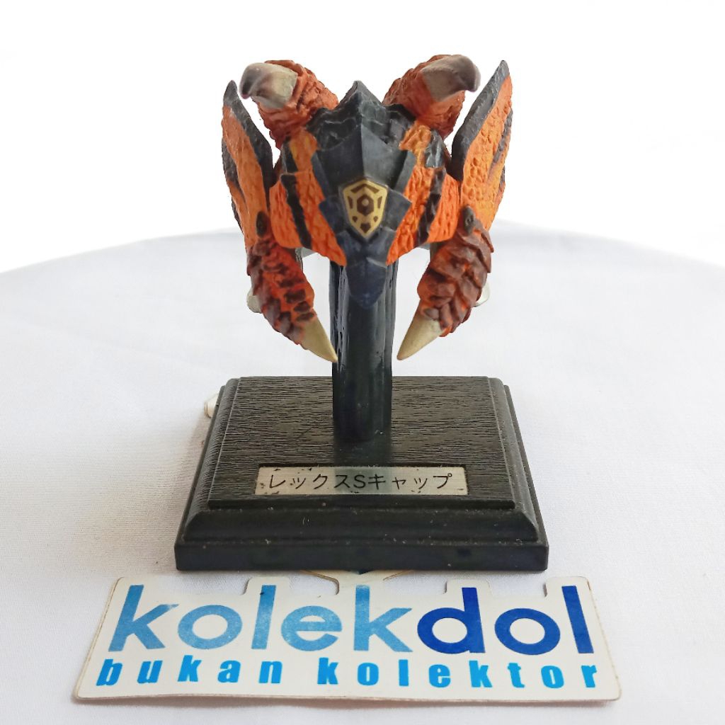 Monster Hunter 3" Helmet Armor Stand - Tigrex Kabuto