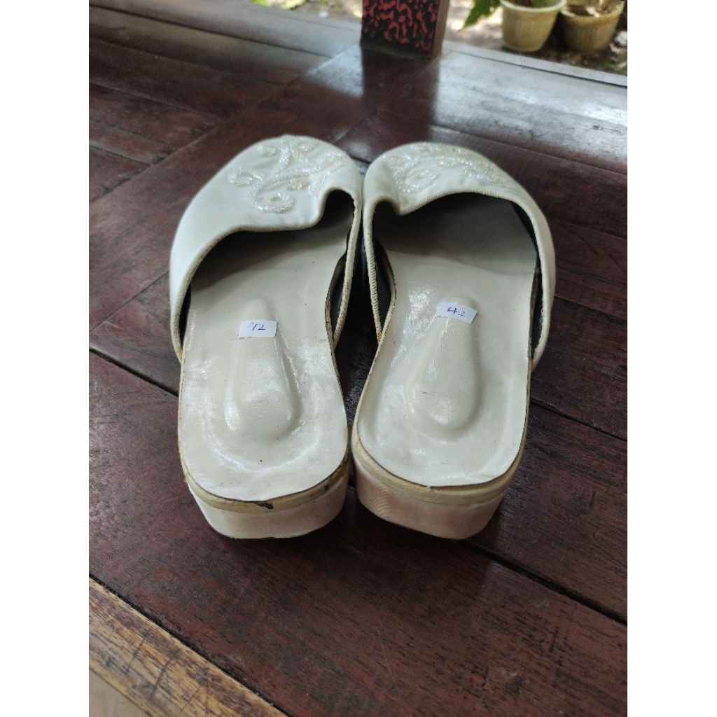 Sandal selop pengantin pria warna putih tulang