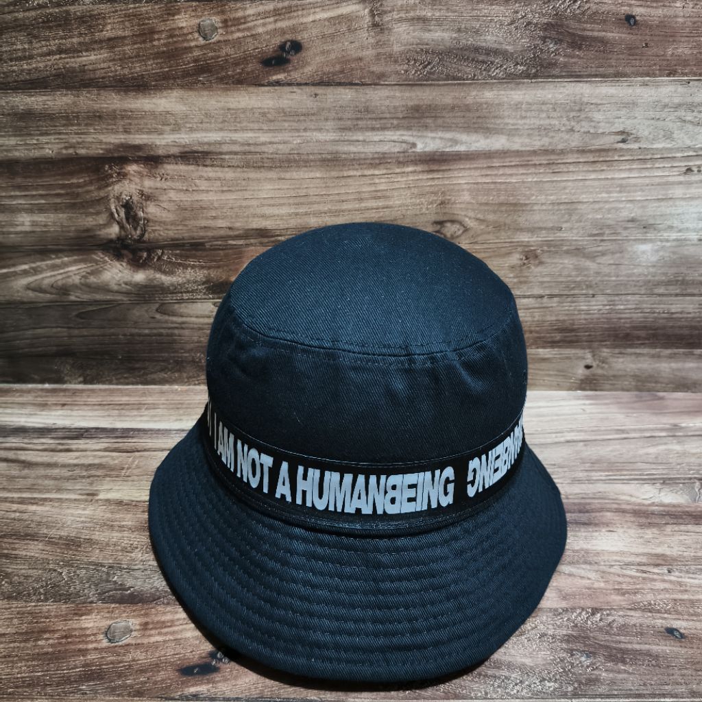 Topi bucket hat iam not a human being logo black