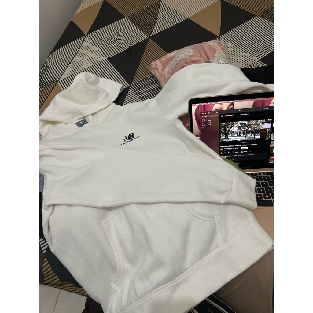 hoodie putih nb