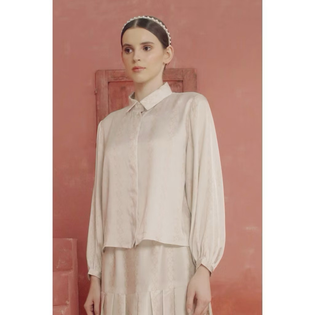 PRELOVED Benang Jarum x Khanaan Khanum Crop Shirt Cream