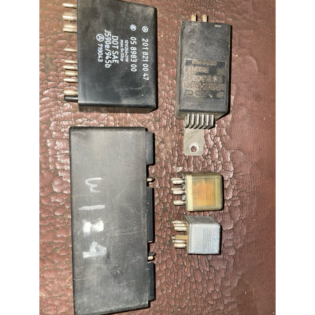 Relay Mercedes W124 W202 W123 W140