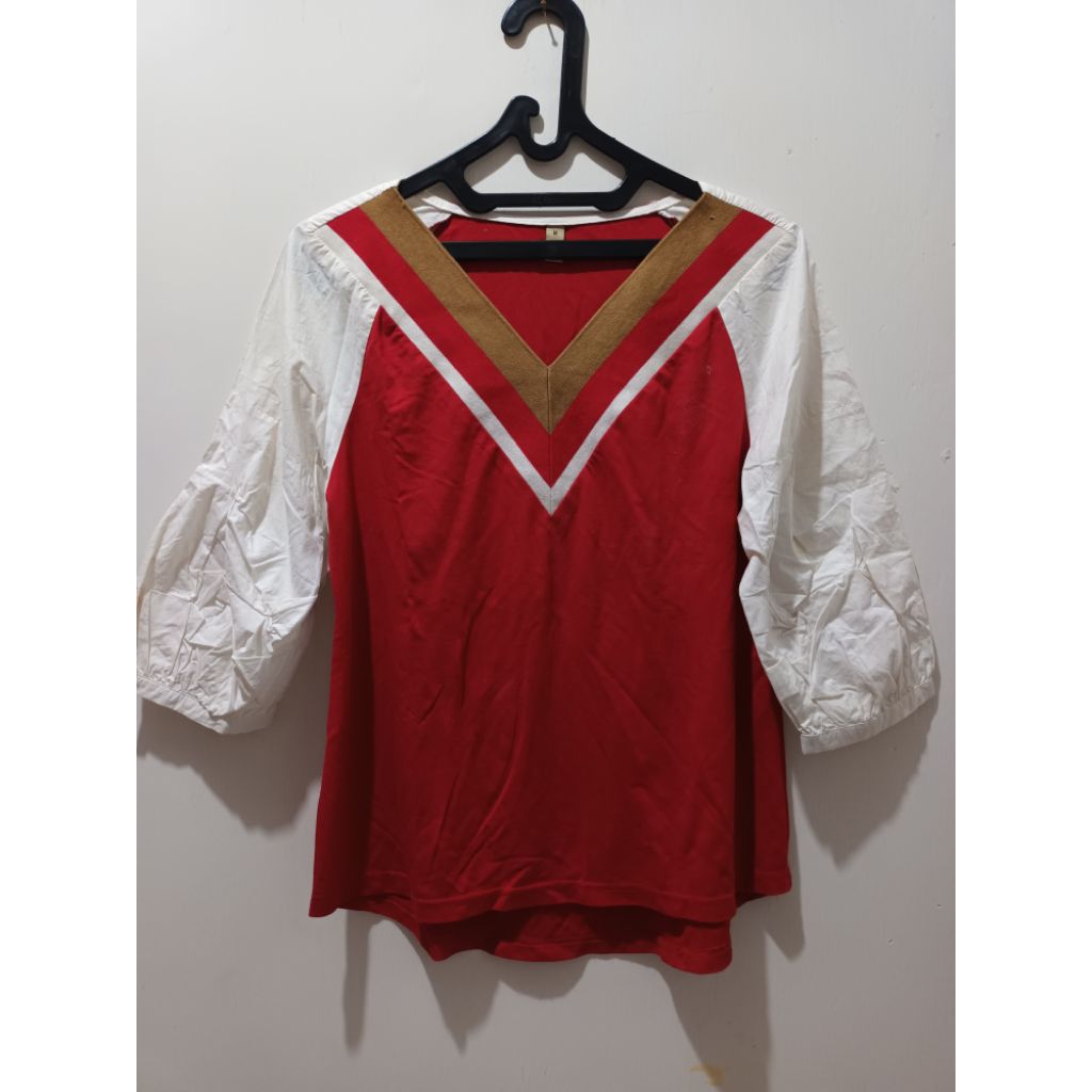 red white v neck top wanita preloved
