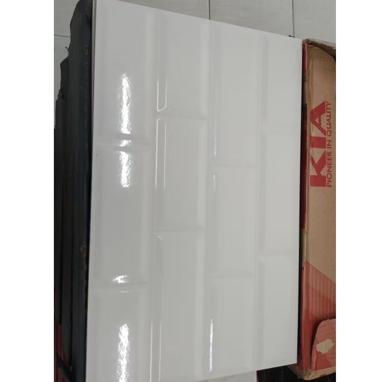 Keramik dinding glossy Platinum arena white embossed rectified 25x40