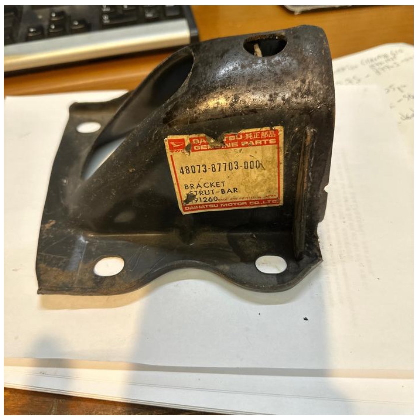 48073-87703 Daihatsu Charade G10 1977-87 shock absorber base dpn kiri