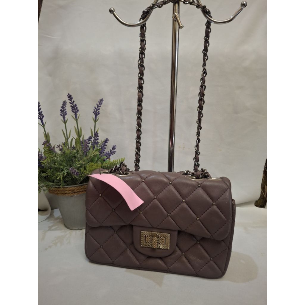 Tas sling rantai chan*l ukuran kecil kulit warna taro seken preloved