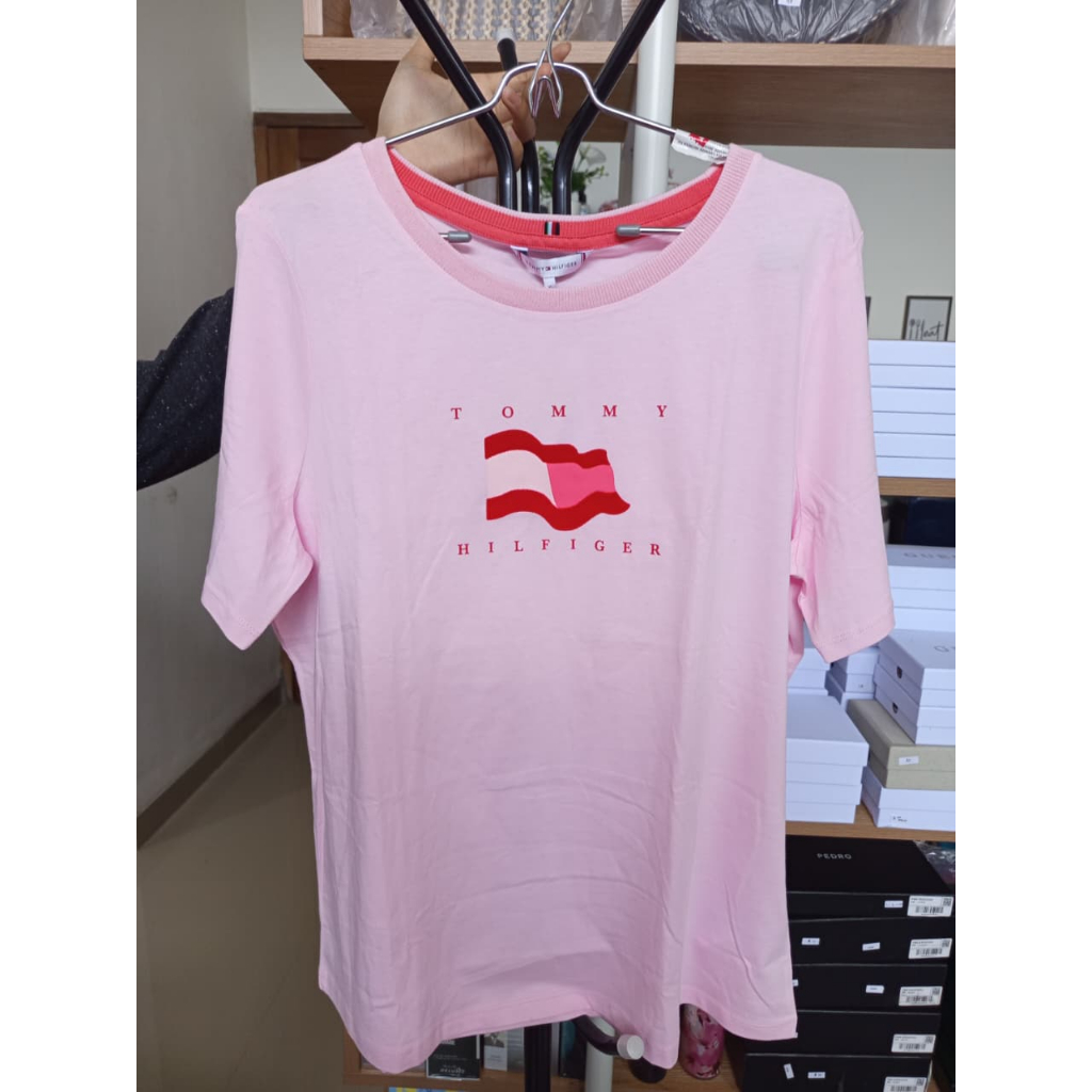 KAOS TOMMY HILFIGER LENGAN PENDEK MOTIF BENDERA