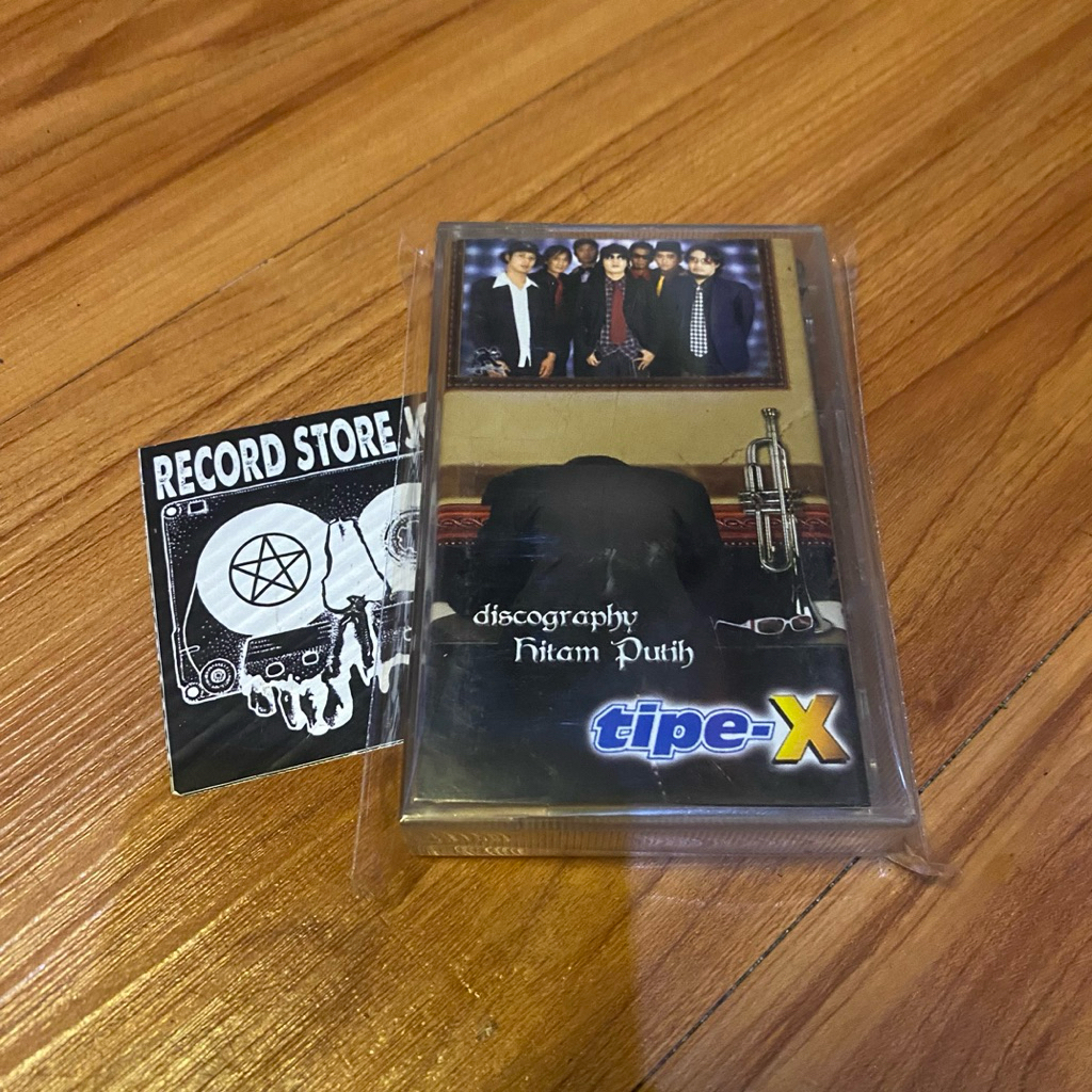 kaset tipe x - discography hitam putih