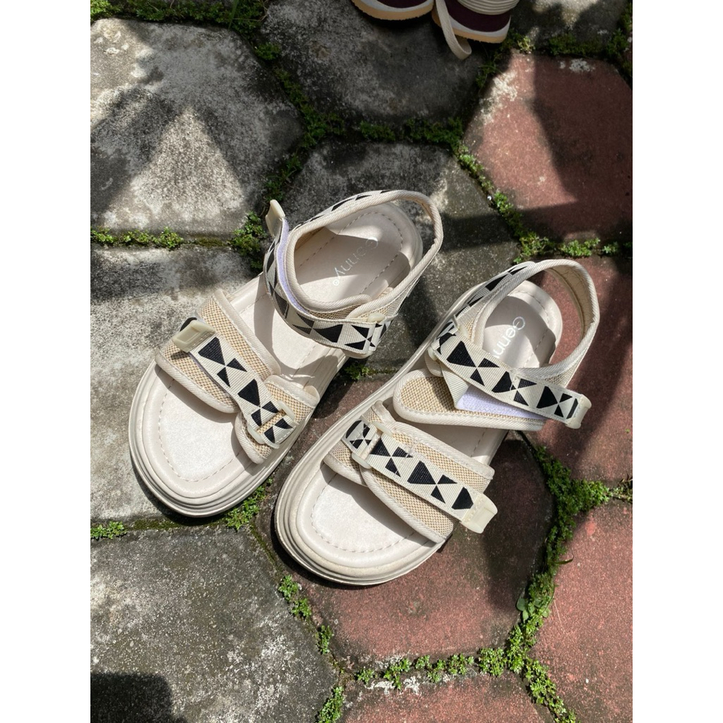 sandal genny preloved / sepatu sandal preloved / sandal genny / sepatu genny