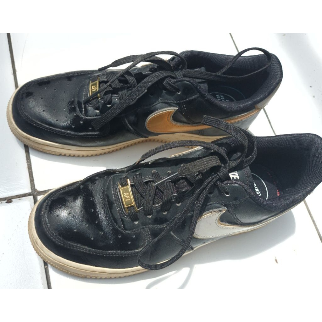 Sepatu warna Hitam merk Nike Preloved