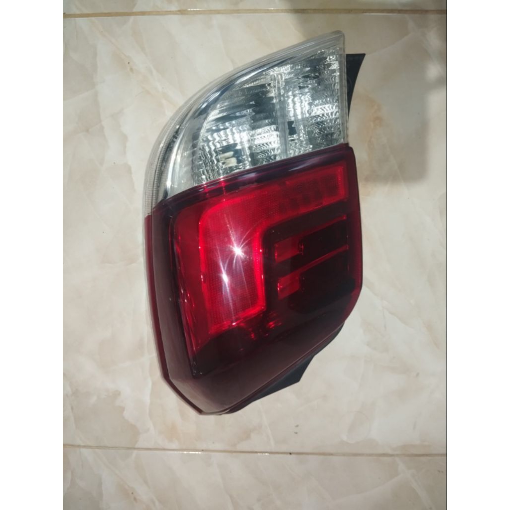 Headlamp stoplamp lampu rem lampu belakang Mobil Daihatsu AGYA bagian kanan original
