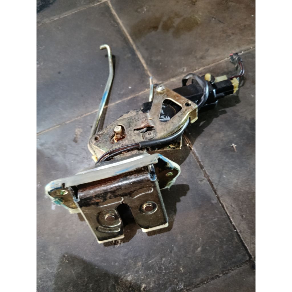 Door lock pintu belakang bagasi karimun Estilo