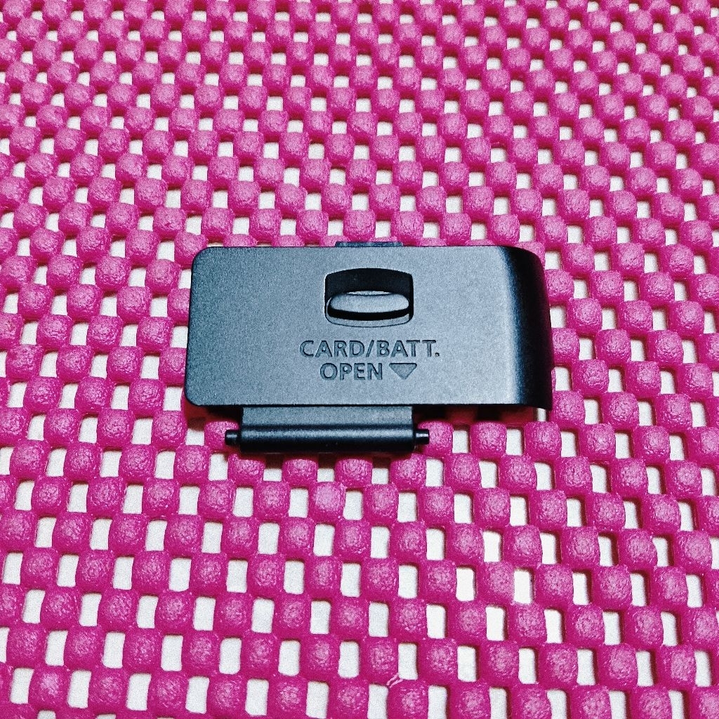 Tutup baterai Canon 1300D ori bawaan