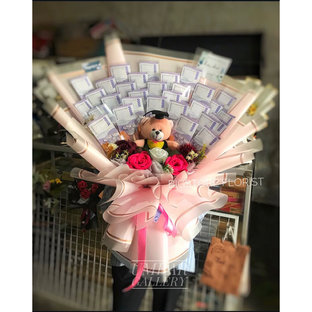 BUKET WISUDA | BOUQET WISUDA UANG BONEKA BIGSTOREFLORIST BY UMBAR GALLERY