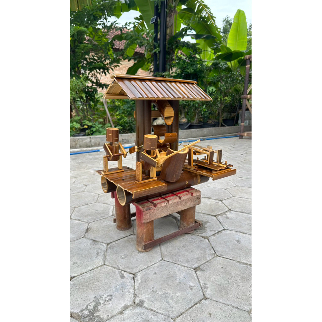 kincir air bambu, hiasan kolam. ikan koi . bambu hias. kerajinan tangan