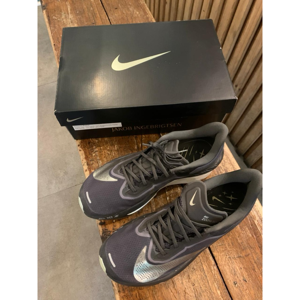 STARTING LANE SEPATU LARI NIKE ZOOM FLY 6 JI MEDIUM ASH / MTLC GOLD GRAIN (SECOND ORIGINAL)