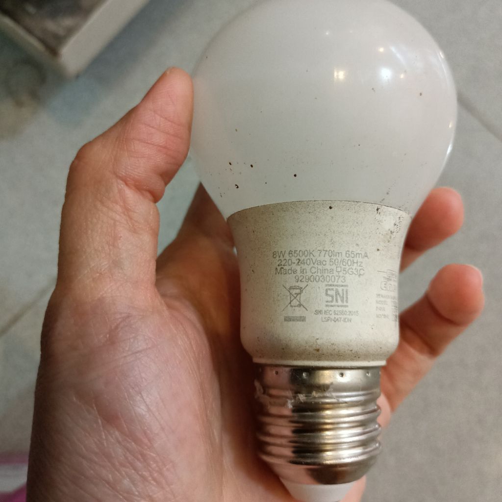 Lampu Phillips Philips LED bekas off mati 8 watt