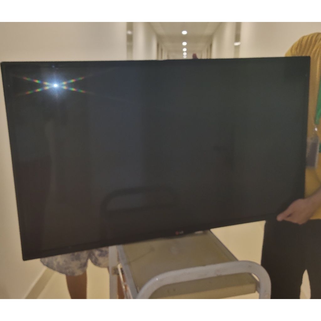 SMART TV merk LG 42".   masi seperti baru