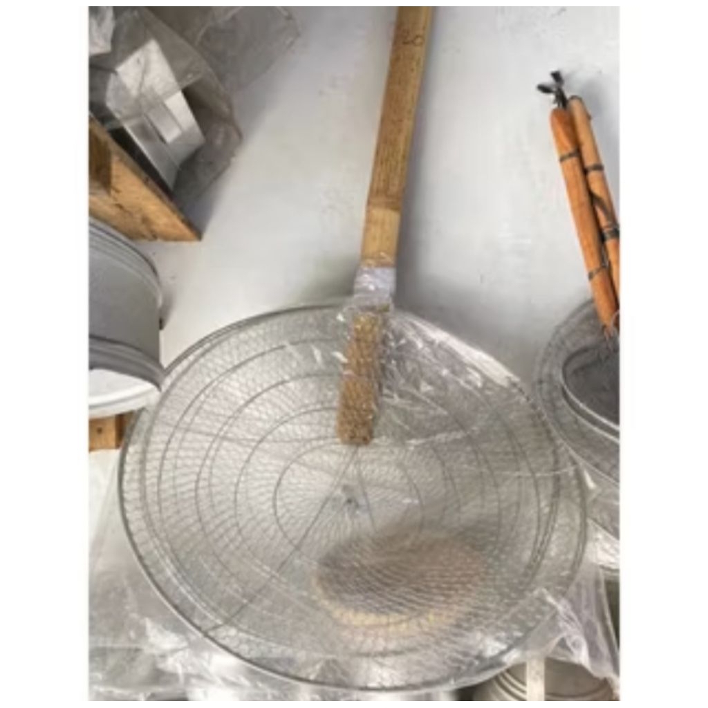 Serok saringan gorengan uk 60cm no 20 gagang kayu