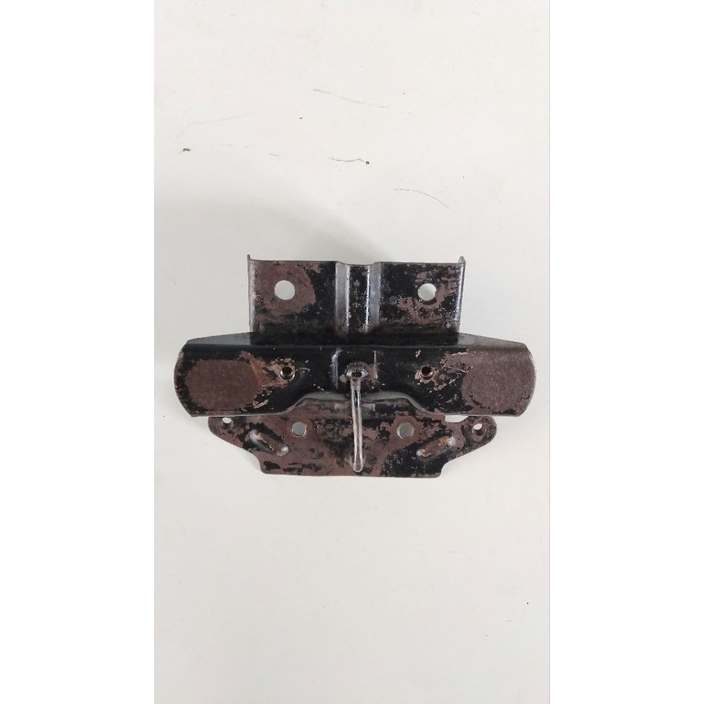 Sambungan bodi rangka kancingan pengait bawah jok yamaha v80 robot superdeluxe excellent original se