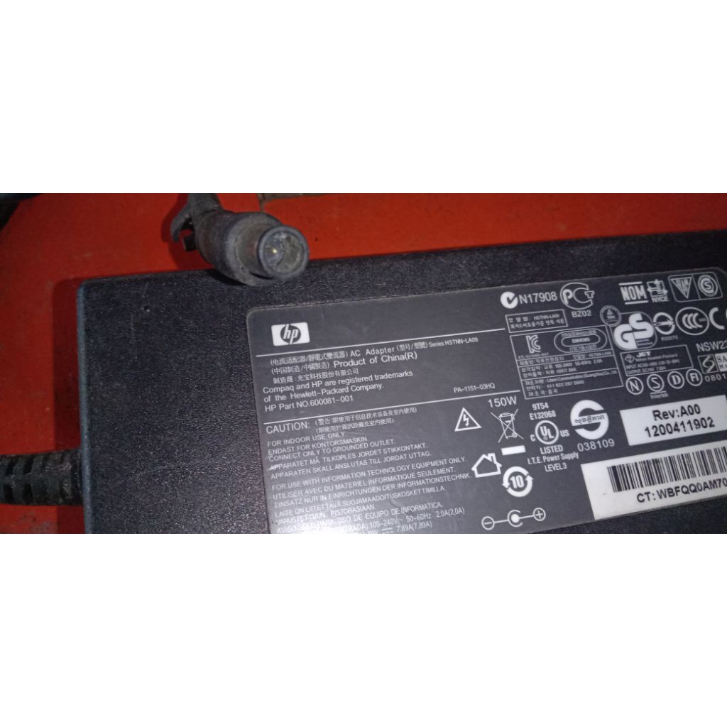 adaptor original komputer all in one mrek HP volt dan Amper seperti yertera di gambar