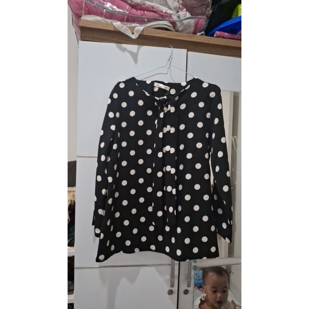 blouse Polkadot hitam